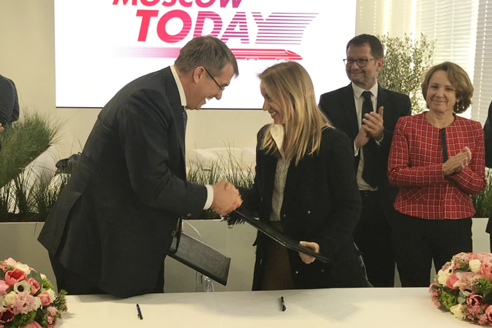 На стенде правительства Москвы на международной выставке MIPIM 2019 соглашение подписали генеральный директор Мосинжпроекта Марс Газизуллин и старший исполнительный вице-президент по финансам и стратегии по Италии, Центральной и Восточной Европы, и СНГ компании "СУЭЗ Интернешнл" Диана Гальб