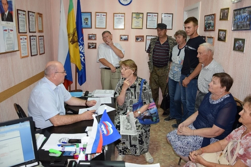 Во время приема граждан в г. Городище (фото из личного архива депутата)