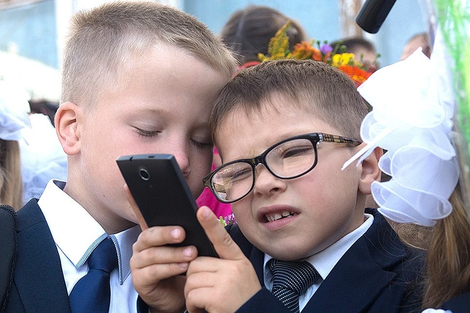 Детям смартфоны запрещать можно, но бесполезно