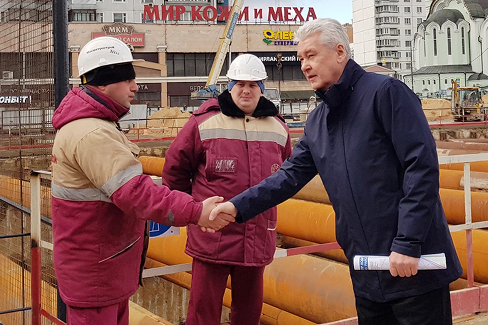 Сергей Собянин во время посещения строительства станции "Стромынка" пообщался с метростроевцами