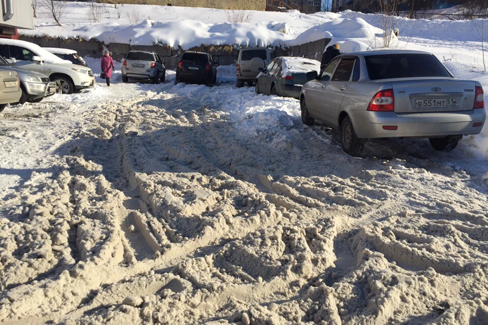 А пока чиновники выясняют, куда и кто должен вывозить снег, дворы в Мурманске и области продолжают утопать в снегу. Фото: группа "Мурманск"