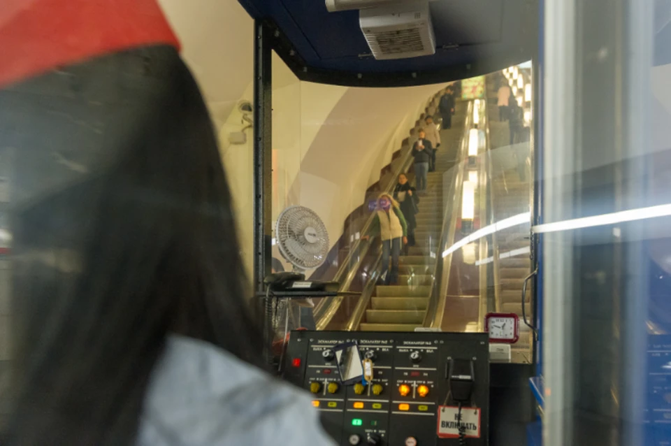 Эскалаторы - единственное место в петербургской подземке, где разрешена звуковая реклама