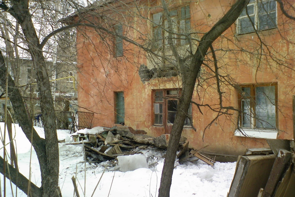 Изнутри дома выход на балкон заколотили давно: то, что он может рухнуть, жильцам и УК было уже очевидно. Фото Елены Водяновой.