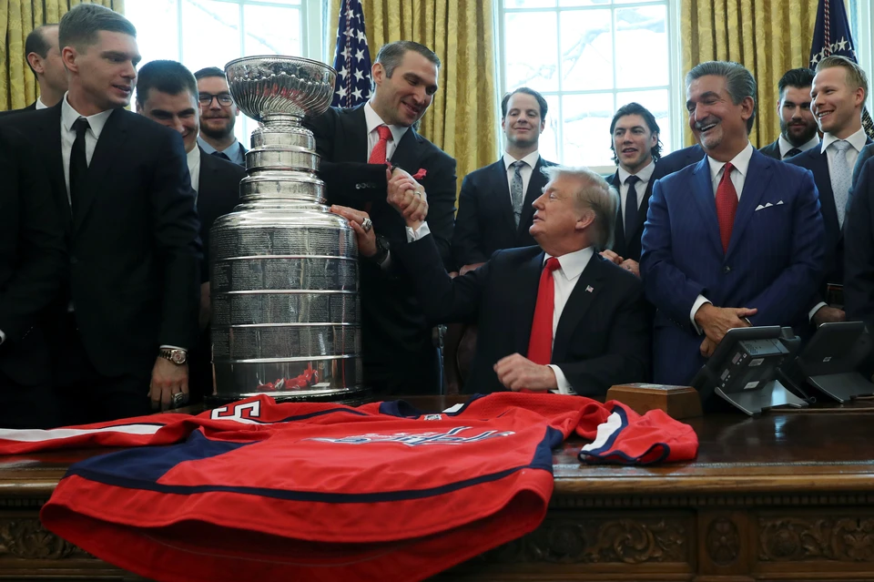 Дональд Трамп в окружении хоккеистов "Вашингтона" на приеме в Белом доме.