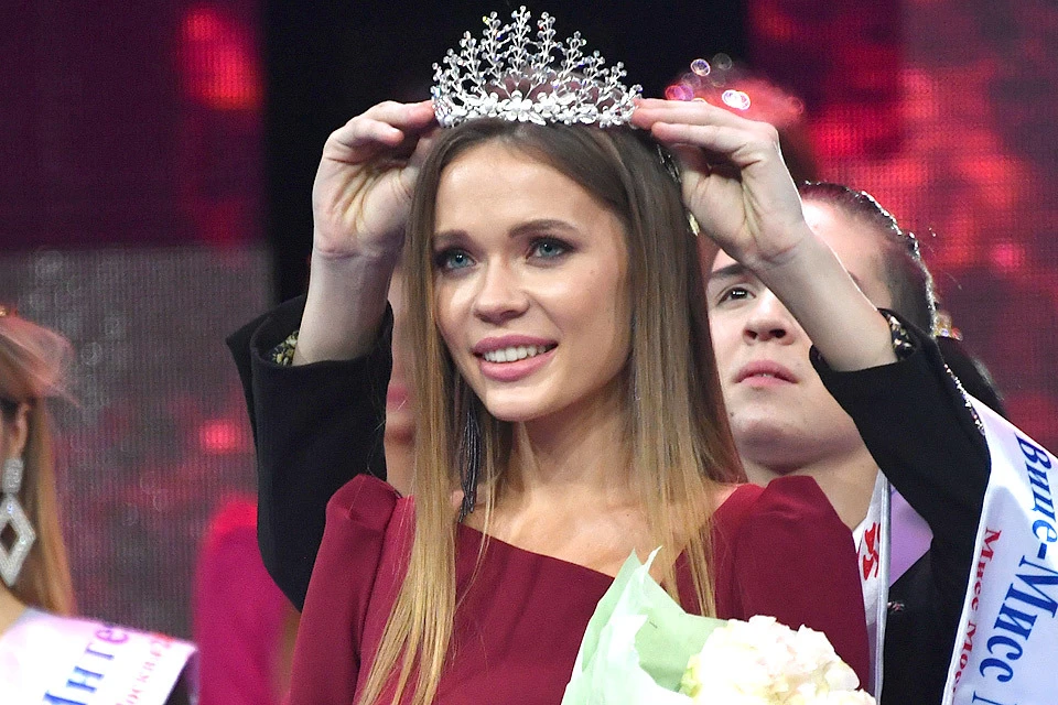 Ксения Паленова получает корону Первой вице-мисс.