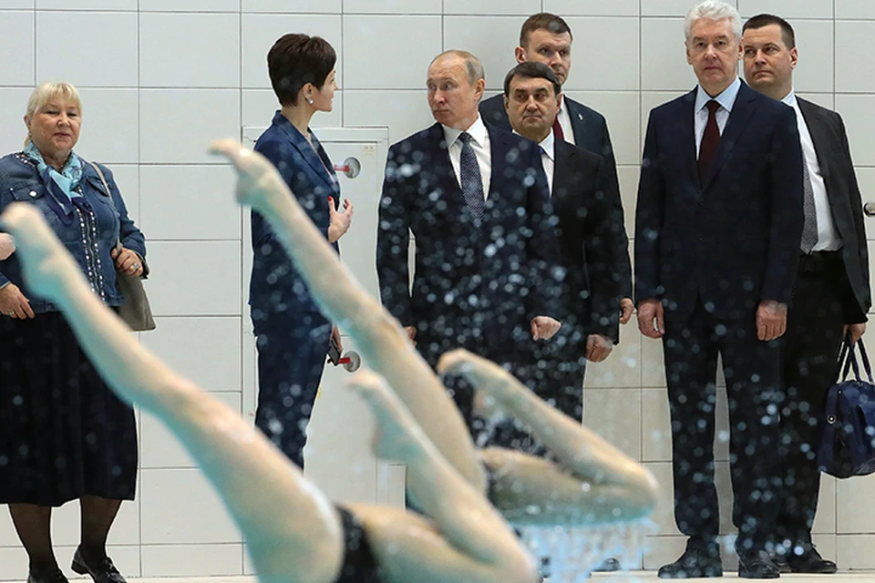 Анастасия Давыдова вместе с мэром Сергеем Собяниным показали Владимиру Путину, где и как тренируются спортсменки. Фото: Сергей Бобылев/ТАСС