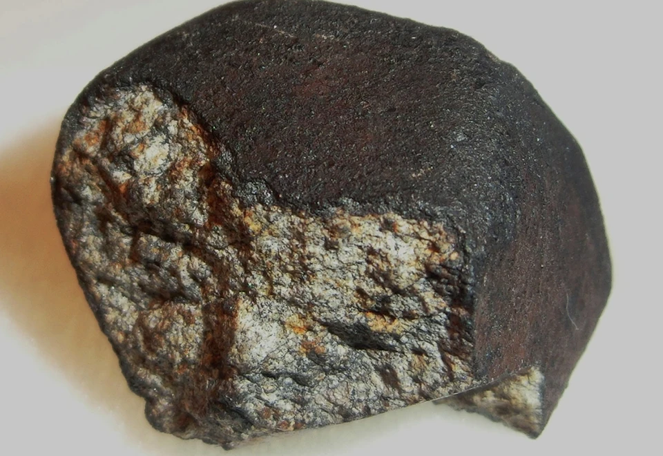 Так может выглядеть осколок от метеорита. Этот был найден в Кошице (Словакия) в 2010 году. Фото: www.pkim.org