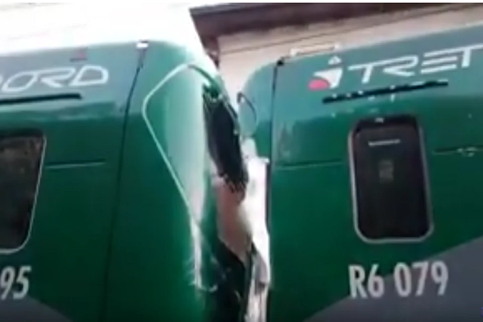 На севере Италии столкнулись два пассажирских поезда