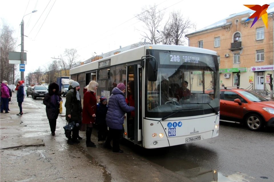 Пассажиров в новые маршрутки впускают через переднюю дверь - так проще контролировать оплату проезда.