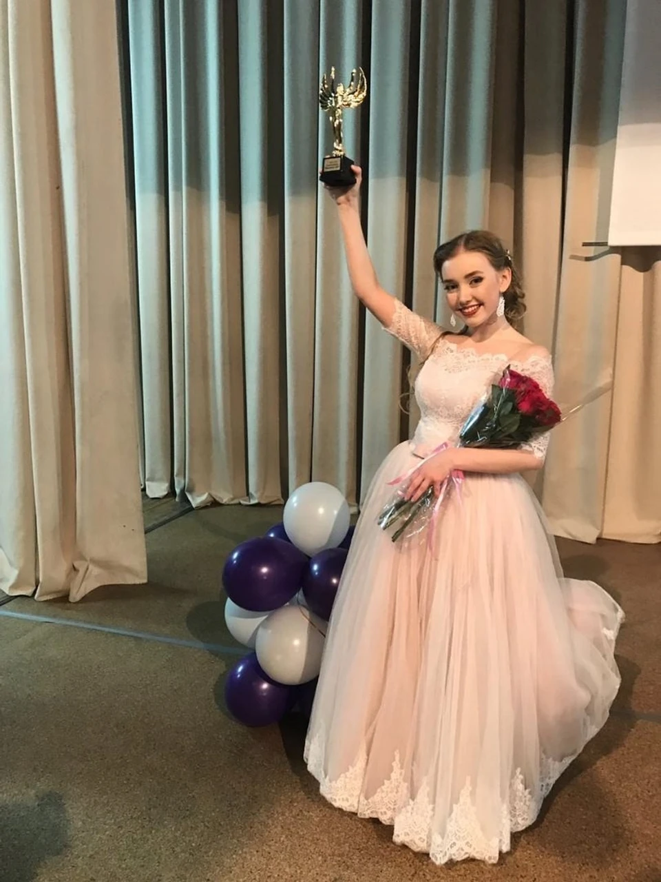 Полина с наградой победительницы конкурса