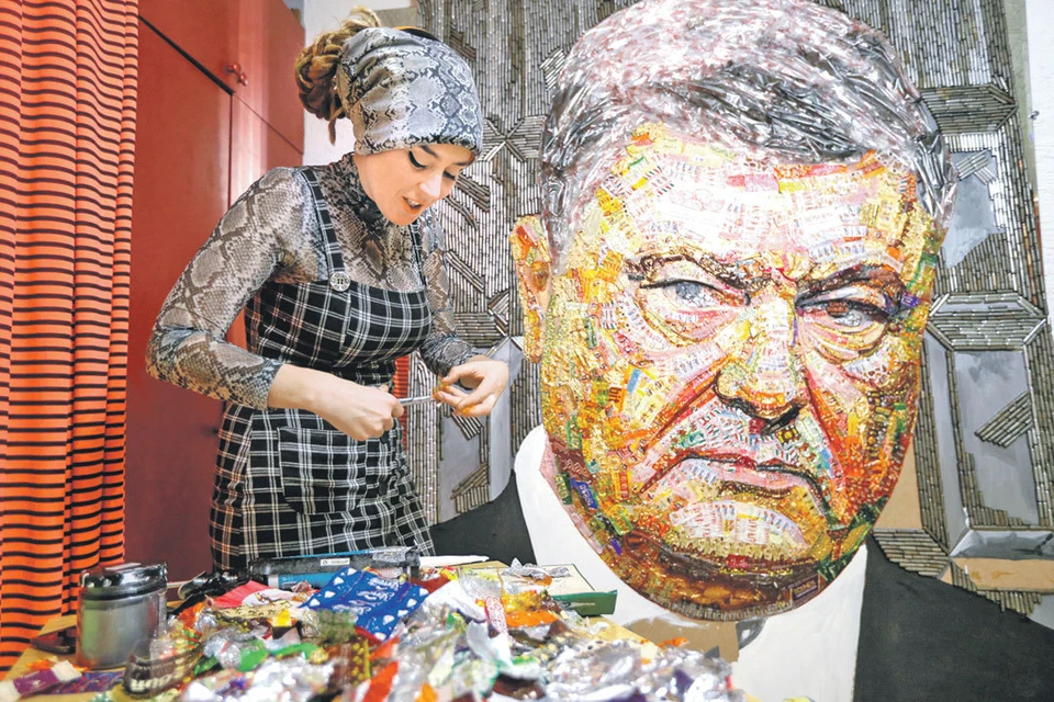 Украинская художница Дария Марченко сделала портрет Порошенко из оберток конфет «Рошен» и пустых гильз. Творение называется «Лицо коррупции».