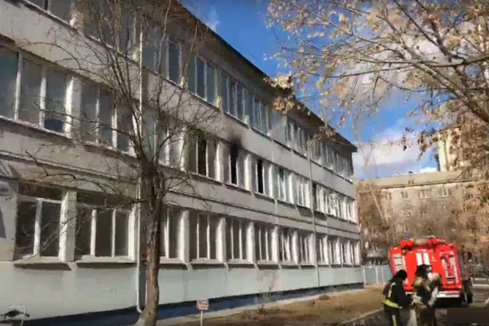 Школу №32 в самом центре Красноярска полностью эвакуировали из-за пожара. Фото: стоп-кадр "Прима".