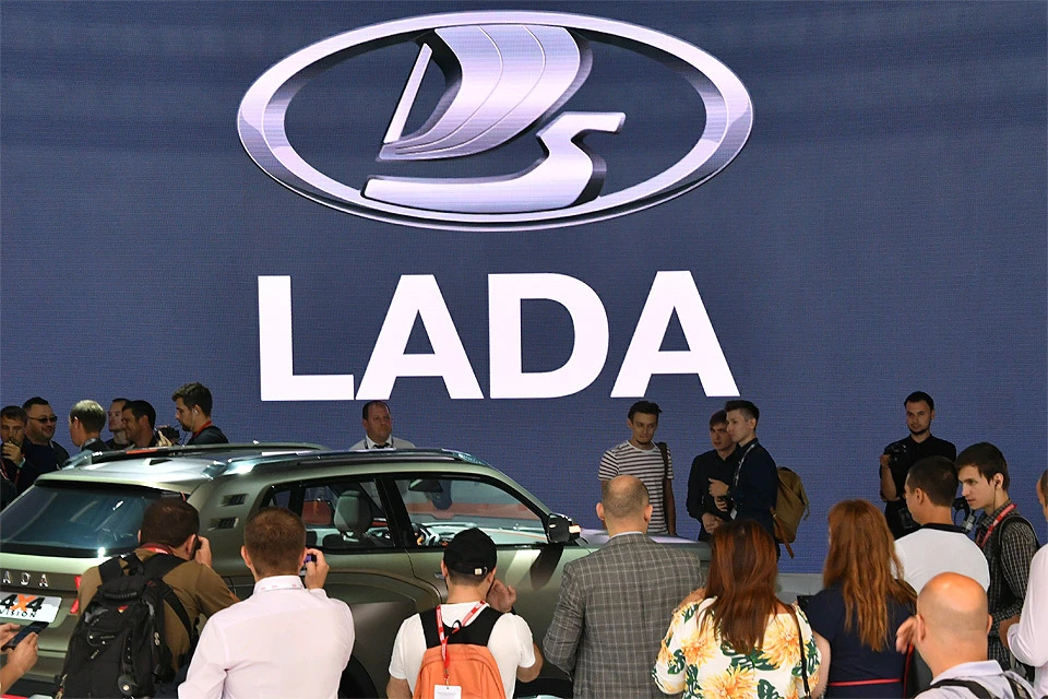 У стенды "Лады" во время презентации на московском международном автомобильном салоне в МВЦ `Крокус Экспо`.