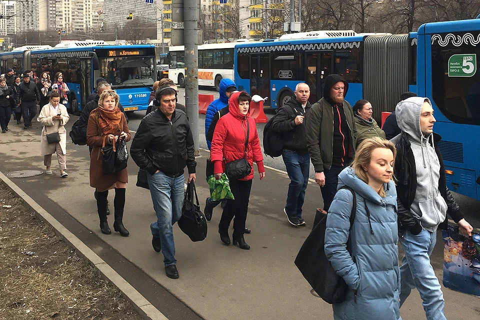 На время закрытия станций метро пассажиры пользуются специальными автобусами.