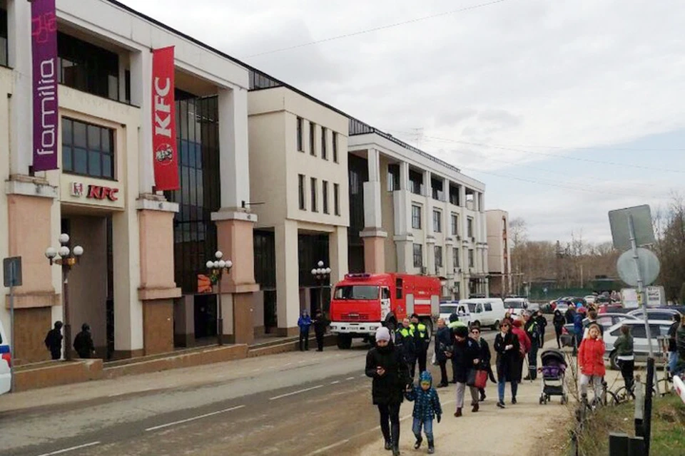 В торговых залах и кафе было более сотни человек