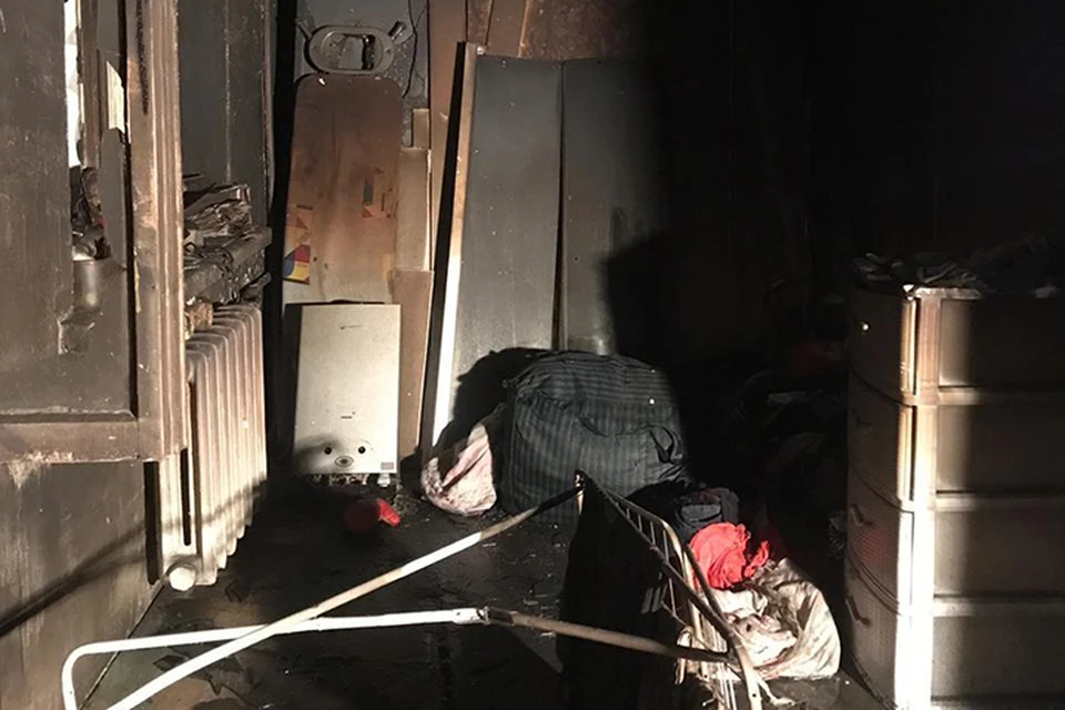 Gожар вспыхнул в однокомнатной квартире в стареньком двухэтажном доме на окраине города Серпухова. Фото: СУ СК РФ по Московской области