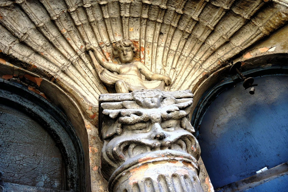 Ангел на входе Дома Кисина. Фото: commons.wikimedia.org
