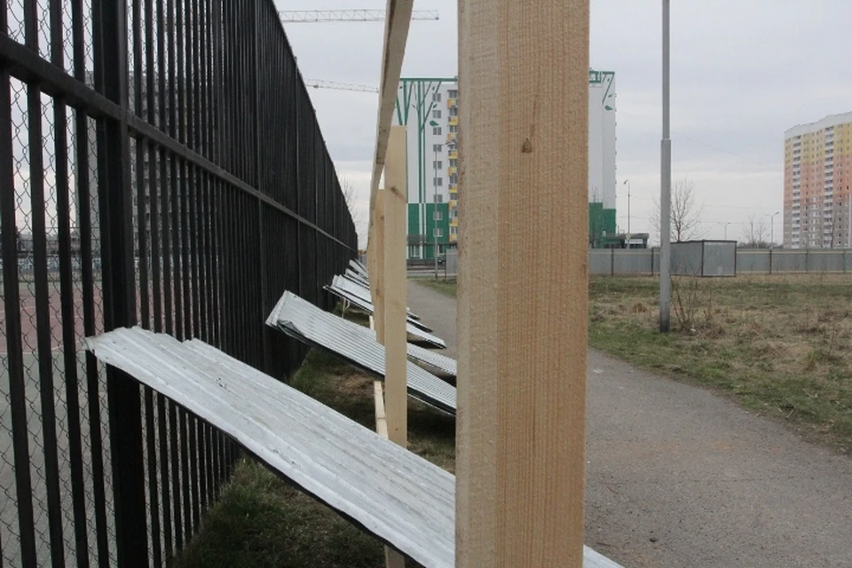 Забор вплотную подходит к спортивной площадке