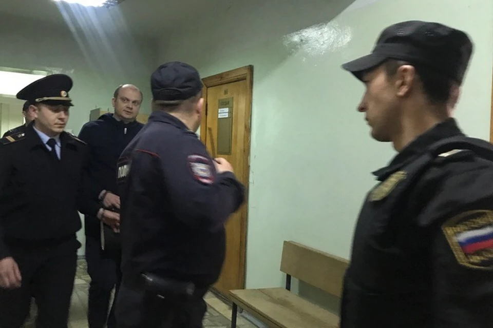 Павла Яромчука заводят в зал судебного заседания
