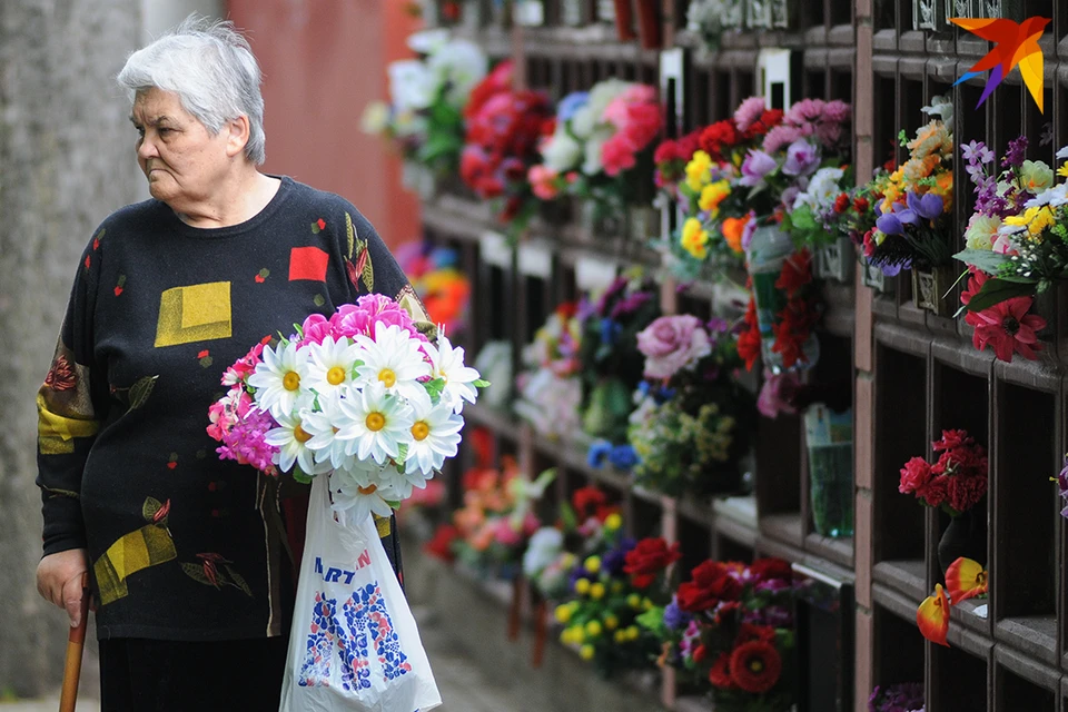 Как заказать Искусственные цветы на кладбище?