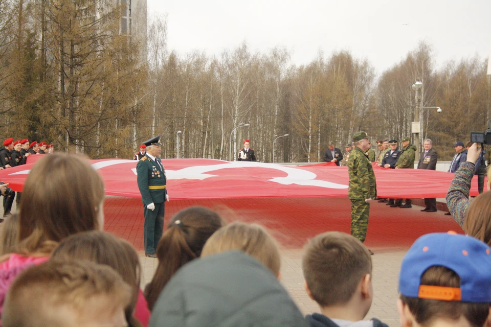 Знамя развернули вблизи стелы
