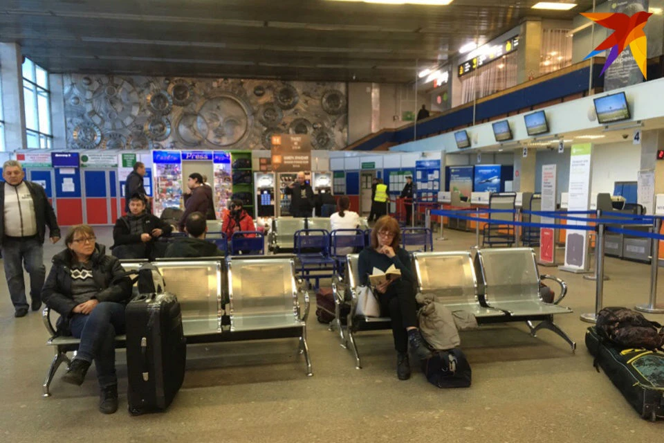 Северяне, которые должны были встречать рейс "Москва-Мурманск", собираются в заполярном аэропорту.