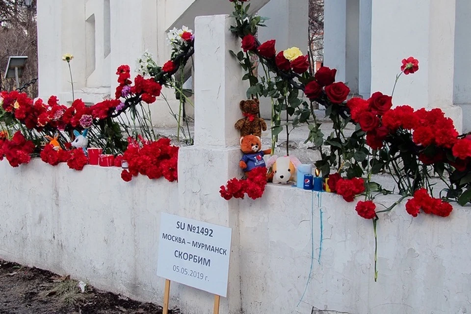 Жители Мурманска украсили алыми розами монумент "Жертвам интервенции" в память обо всех погибших на этом злосчастном рейсе.