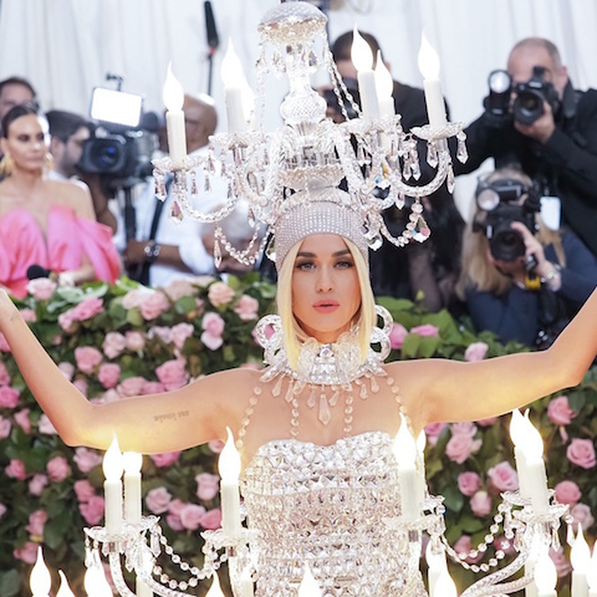 Самые яркие наряды Met Gala-2019: Мокрое платье Ким Кардашьян и блестящее  декольте Дженнифер Лопес - KP.RU