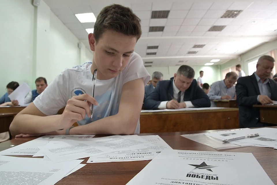 Акция "Диктант Победы" объединила людей всех возрастов — от школьников до пенсионеров. В Самарской области к ней присоединились почти 9 тысяч жителей. Фото предоставлено пресс-службой правительства Самарской области.