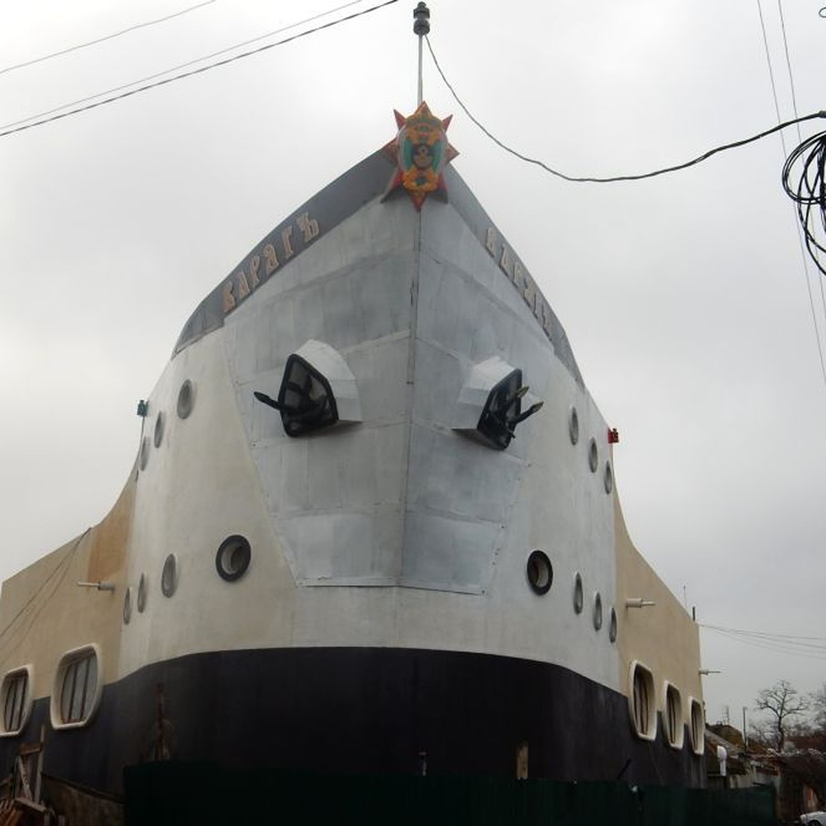 В Таганроге капитан дальнего плавания построил дом-корабль - KP.RU
