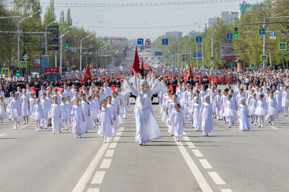 Танцоры в белом символизируют журавлей
