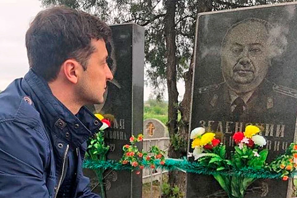 Избранный президент Украины Владимир Зеленский 9 мая посетил могилу деда-ветерана.