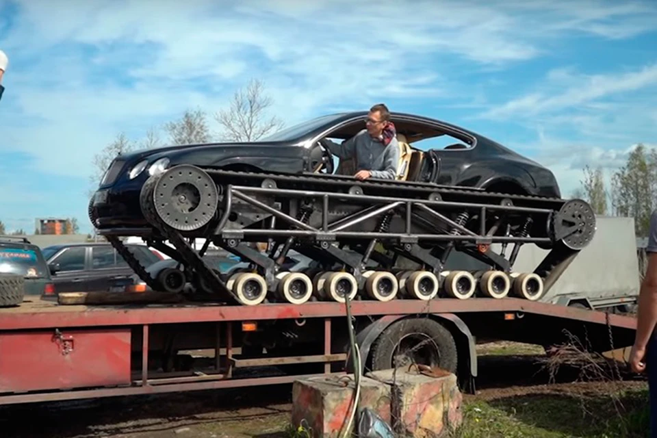 Изящный черный корпус Bentley водружен на огромные треугольные гусеницы.