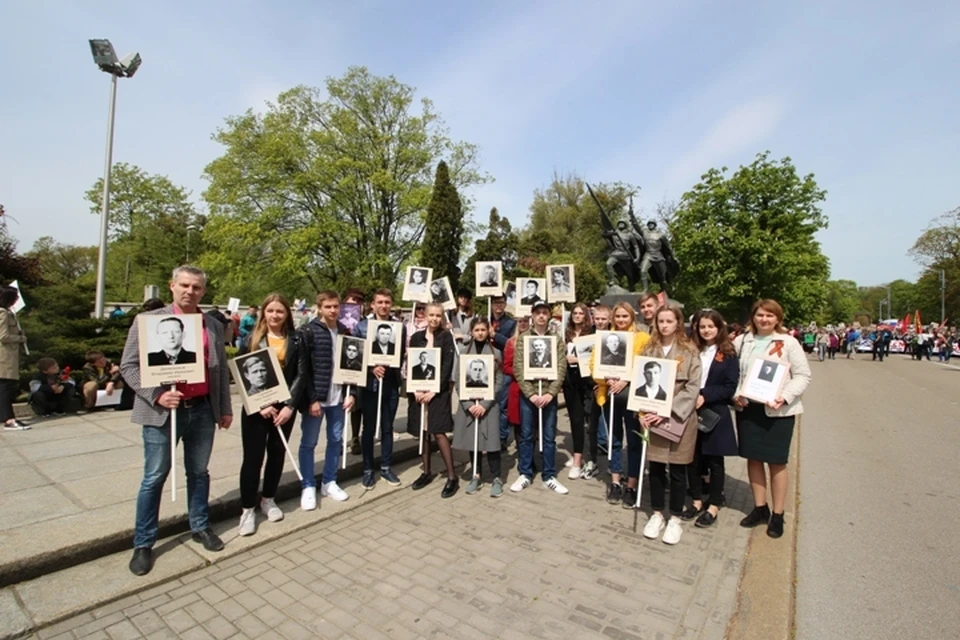 Школьники с портретами неизвестных героев у мемориала 1200 гвардейцам.