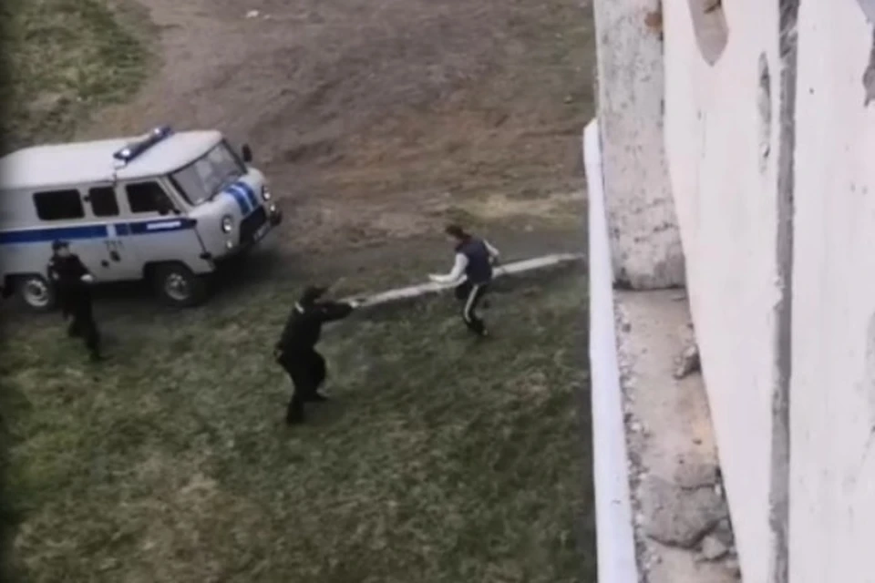 В Новокузнецке сотрудники полиции стреляли в наркомана с ножом. ФОТО: кадр видео vk.com, "Регион 42"