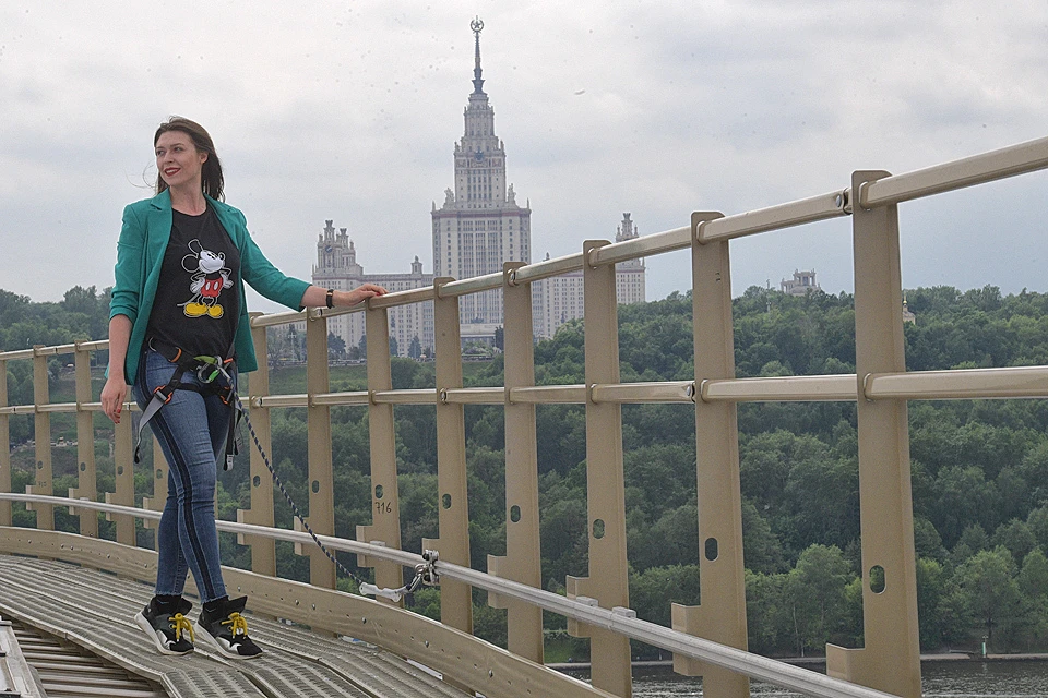 Журналисты "КП" протестировали будущий экстрим-маршрут по крыше стадиона "Лужники".