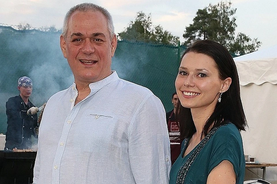 Сергей Доренко с супругой Юлией. Фото ТАСС/ Александра Мудрац