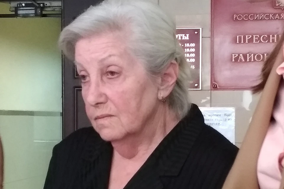 Сестра покойной Элины Быстрицкой Софья Шегельман у здания суда.