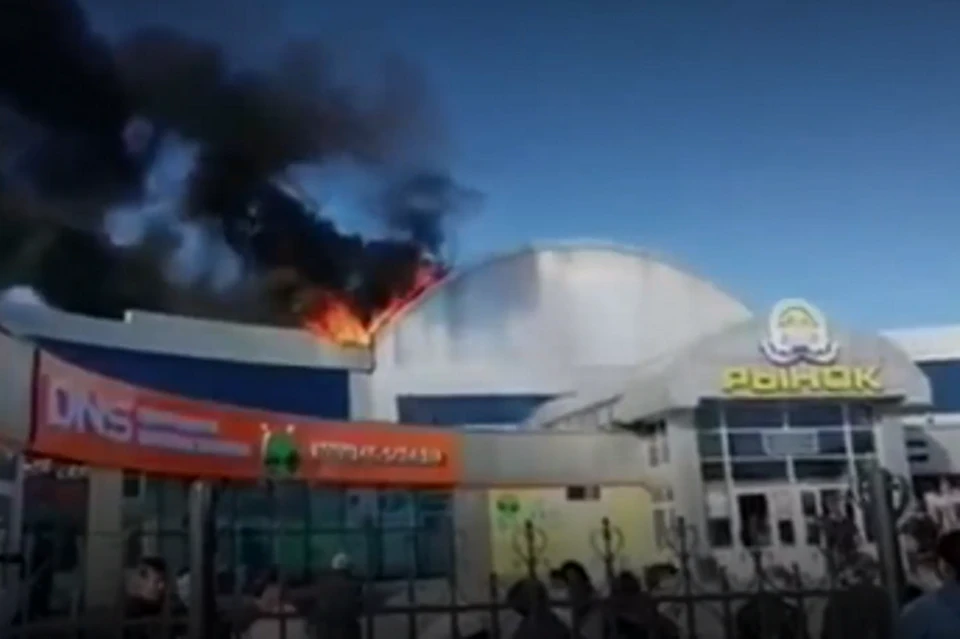 Пожар на Центральном рынке Петропавловска-Камчатского: десятки людей эвакуированы, предприниматели терпят убытки