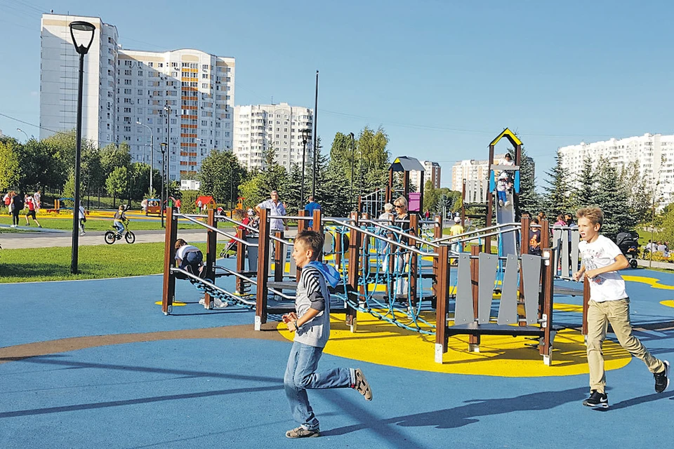 Детские площадки оборудуют современными спортивными комплексами.