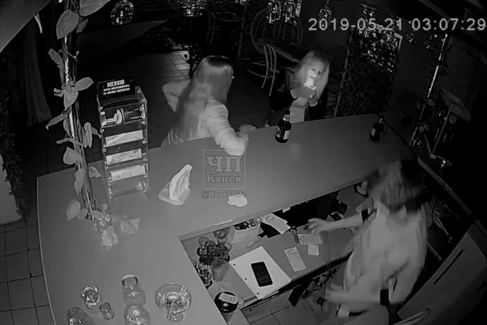 «У нас не курят»: в Канске бармен воспитал пьяных посетительниц с помощью огнетушителя Стоп-кадр видео