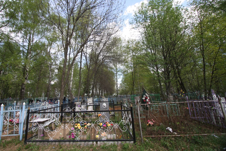 С кладбища вывезли более тонны отходов
