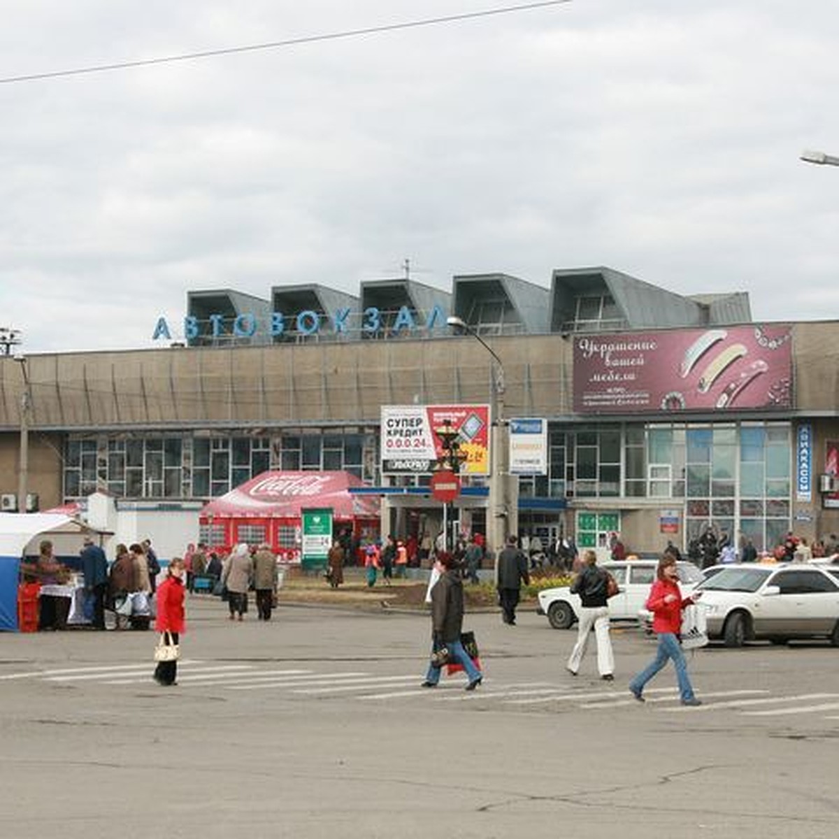 Оглохнуть можно: Барнаульцы жалуются на очень громкую рекламу автовокзала -  KP.RU