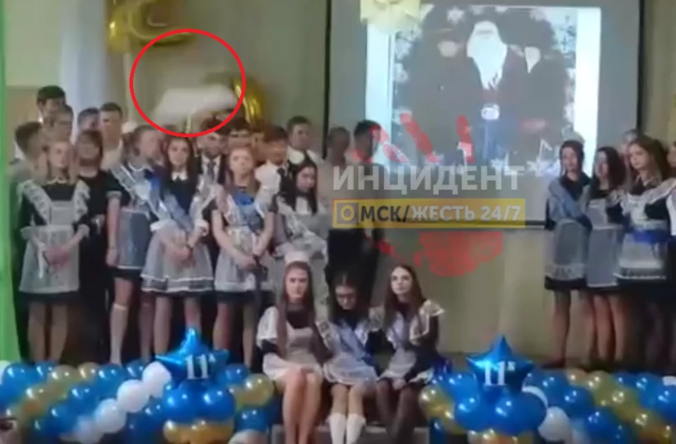 Момент попал на видео.