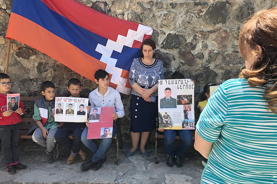 Школьники у стен монастыря Дадиванк пришли на встречу с родителями погибших на войне карабахцев.