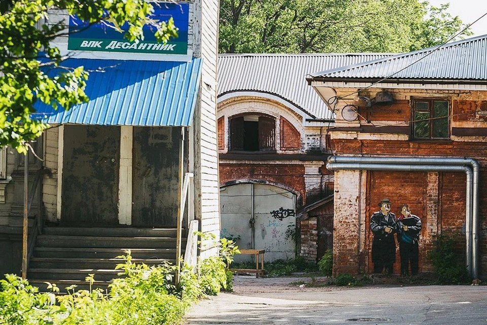 Художник пририсовал Дмитрию Дюжеву и Алексею Панину лица известных мультипликационных героев. Фото: Дима Четыре