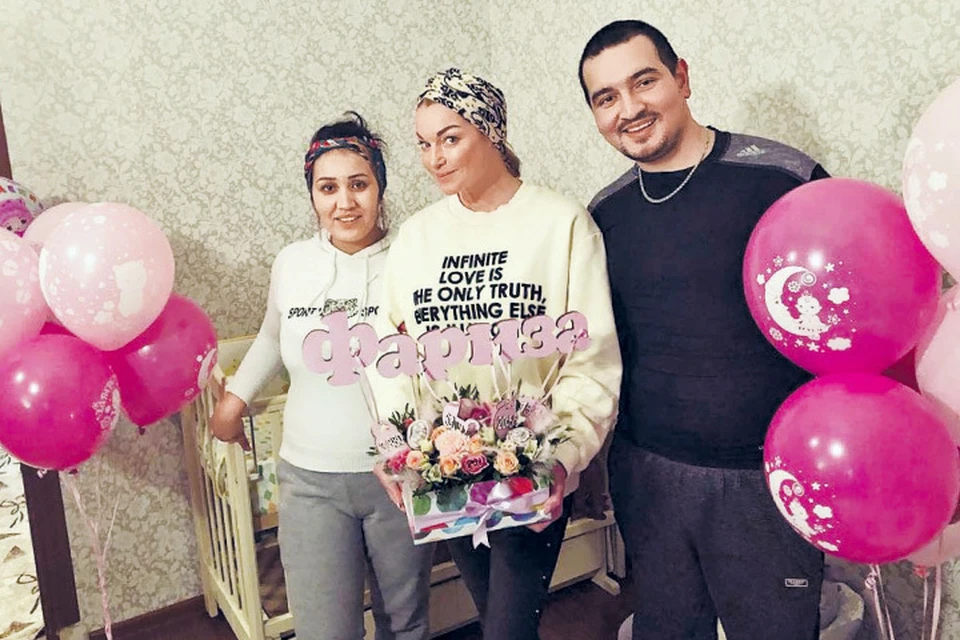 Анастасия Волочкова поздравляет супружескую пару, помогающую ей по хозяйству, с рождением ребенка. Балерина даже помогла собрать приданое для малыша. Фото: instagram.com