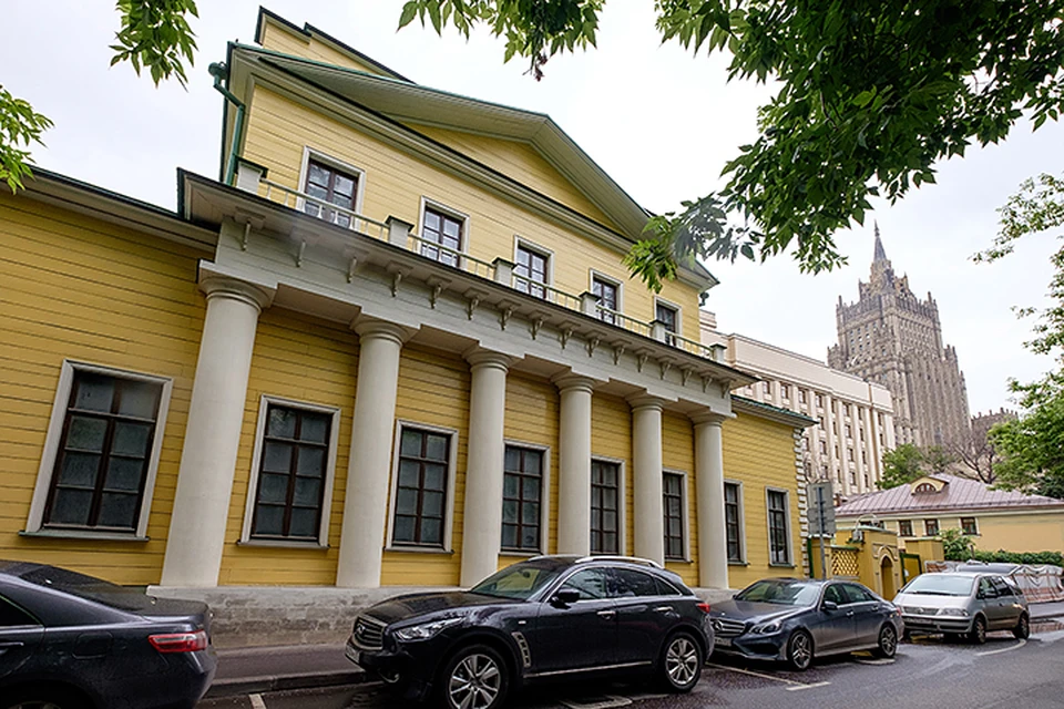 Желтый дом с колоннами прячется сразу за МИДом, в двух шагах от итальянского посольства. Фото: Александр Зеликов/ТАСС