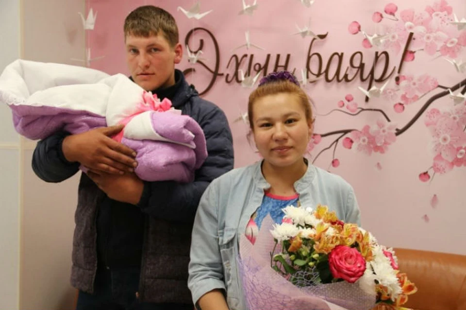 Счастливые родители и их малышка Софья. Фото: ГУ МВД России по Бурятии