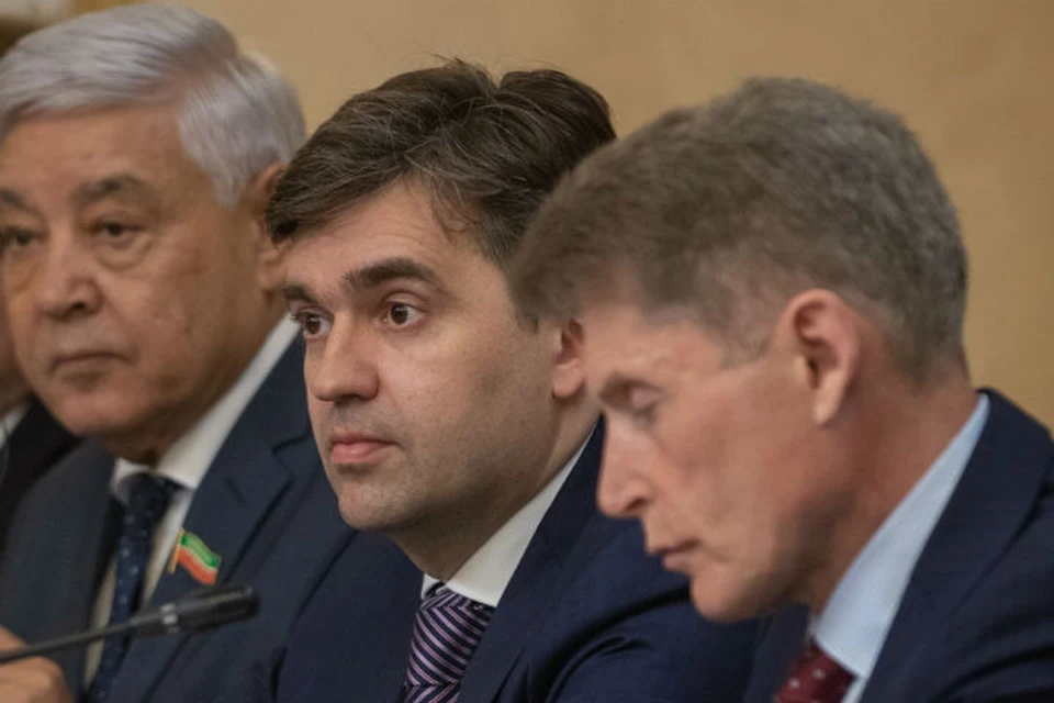 Губернатор Ивановской области Станислав Воскресенский (на фото в центре) призвал глав районов не допускать отставаний в графике благоустройства. Фото: правительство Ивановской области.